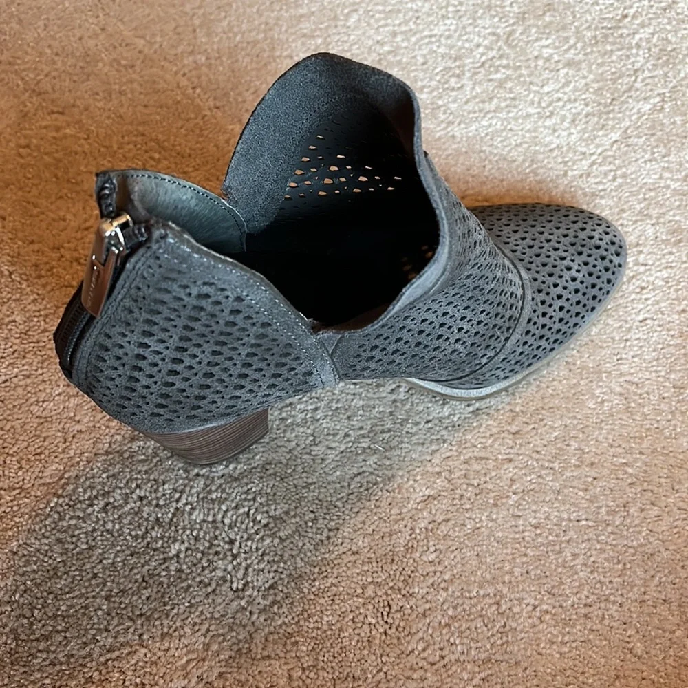Vince Camuto perforated gray suede block heel boots size 8.5 - Picture 10 of 10